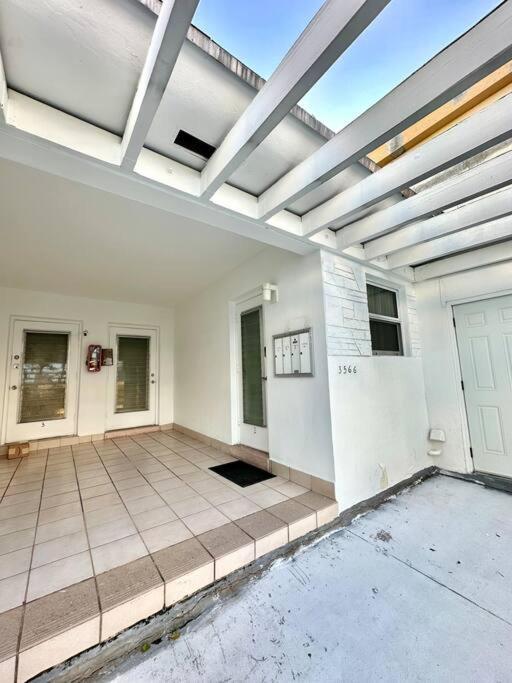 Lugar Encantador Balcon Vista Al Agua North Miami Beach